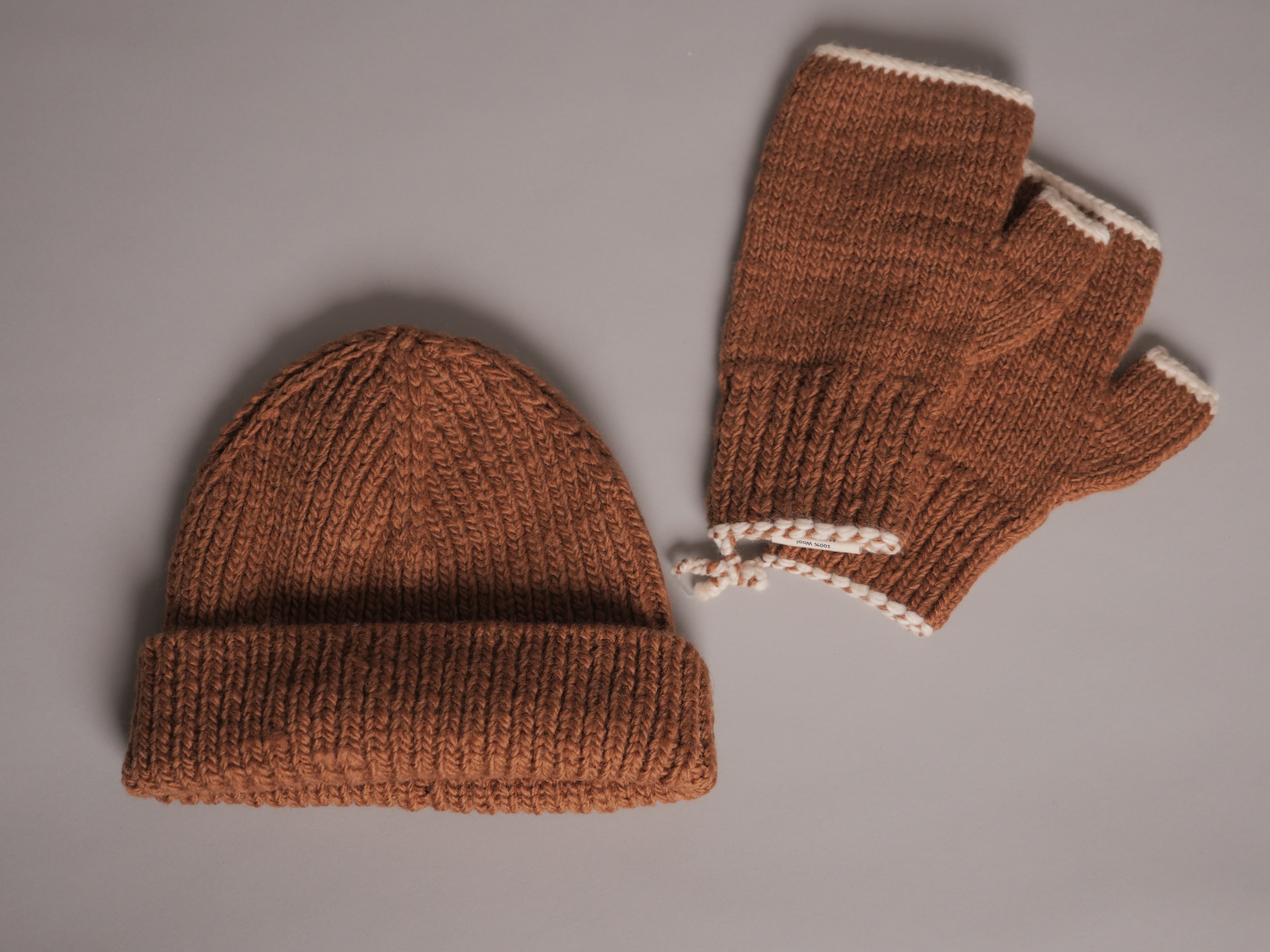 Bonnet en laine himalayenne fait main, couleur châtaigne, teinte artisanale.