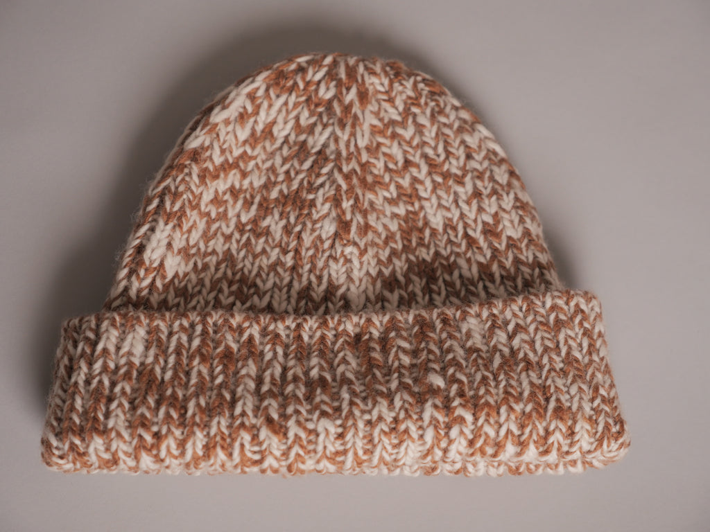 Bonnet en laine himalayenne fait main, teinte artisanale, style retroussé.