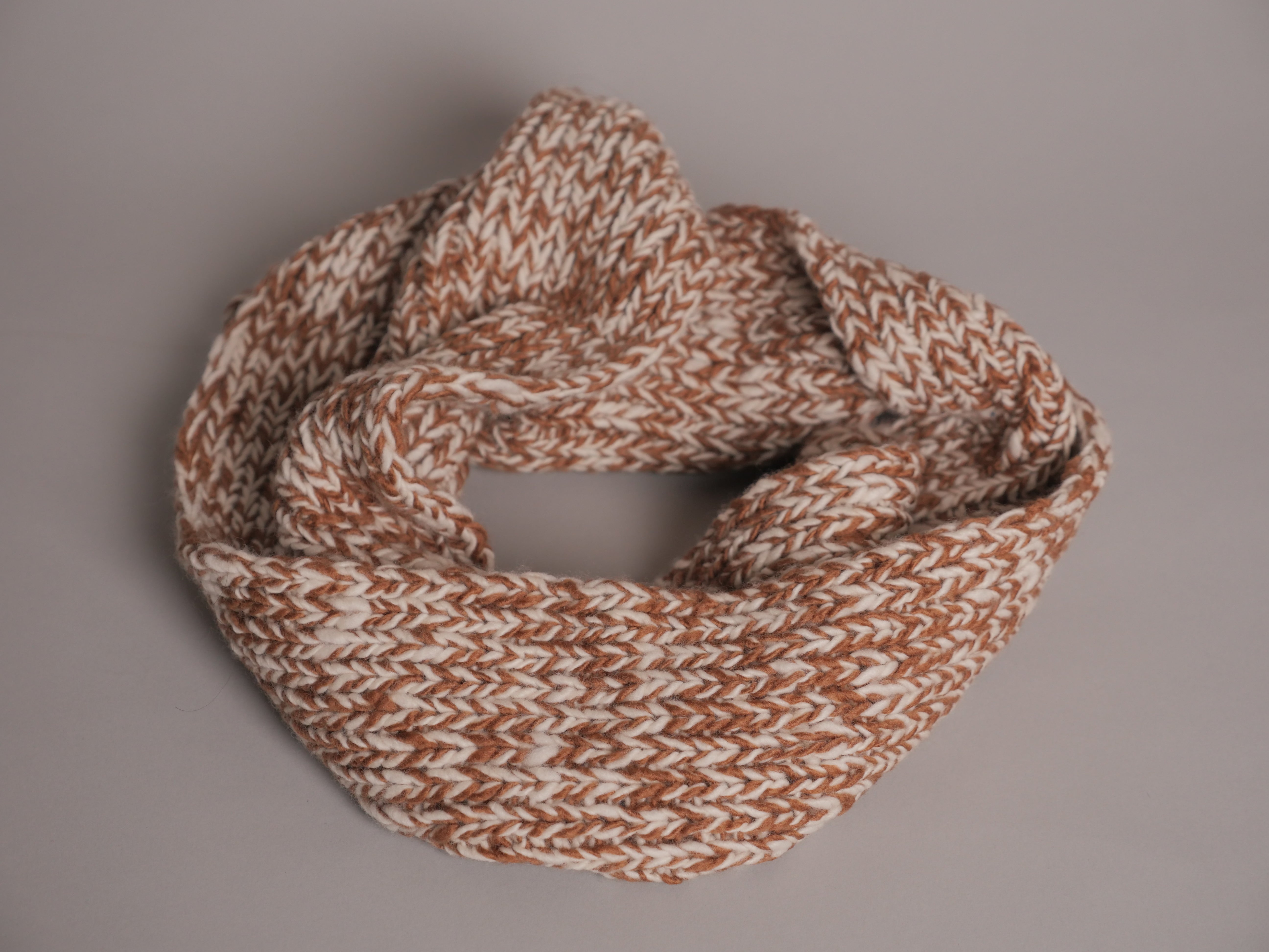 Snood ou écharpe tube tricotée à la main. Châtaigne Marl.