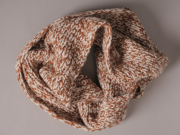Snood ou écharpe tube tricotée à la main. Châtaigne Marl.