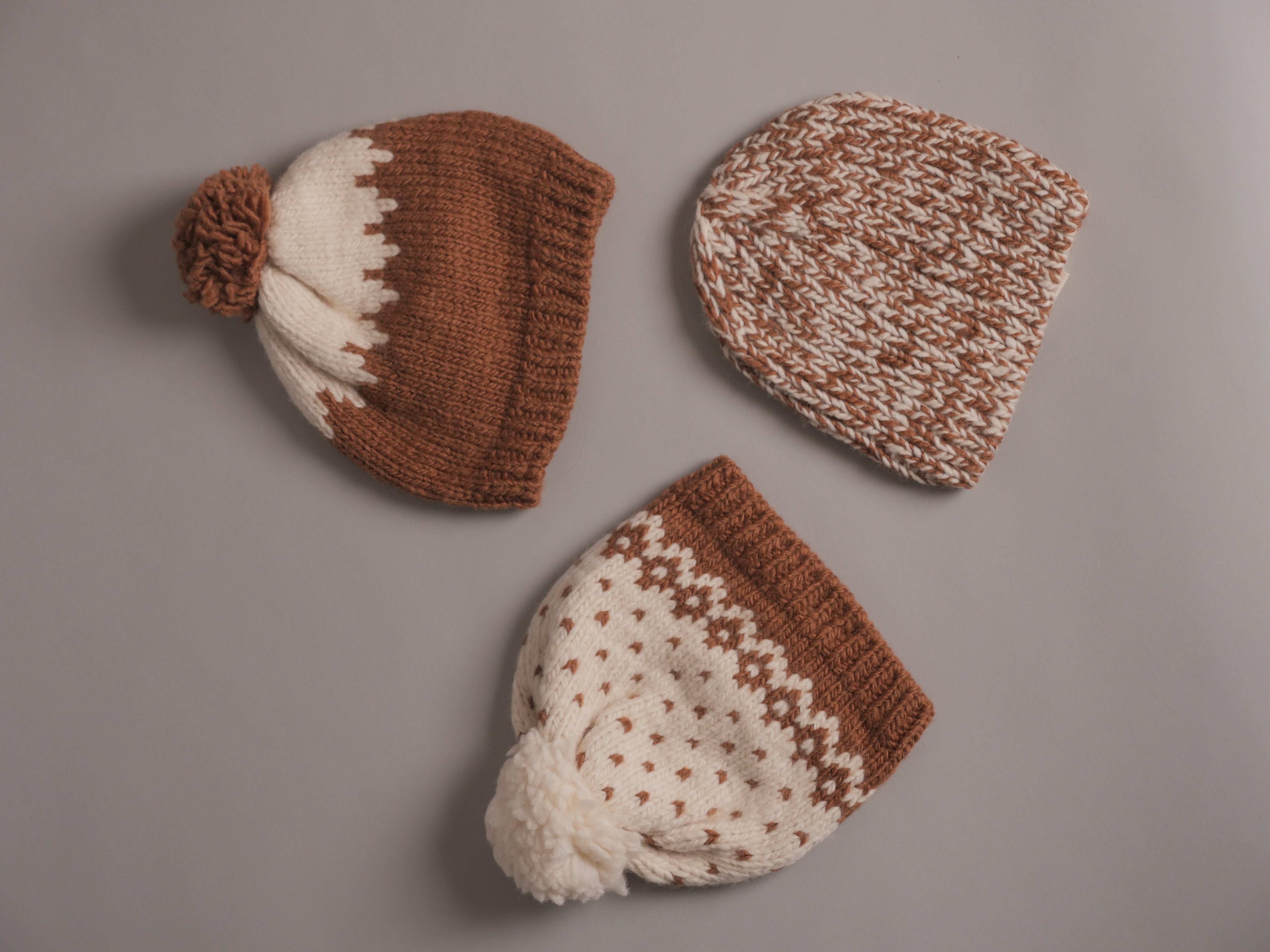 Bonnet Bébé Storie. Châtaigne et Blanc Cassé "bobble".  Tricoté à la main. Image secondaire du produit
