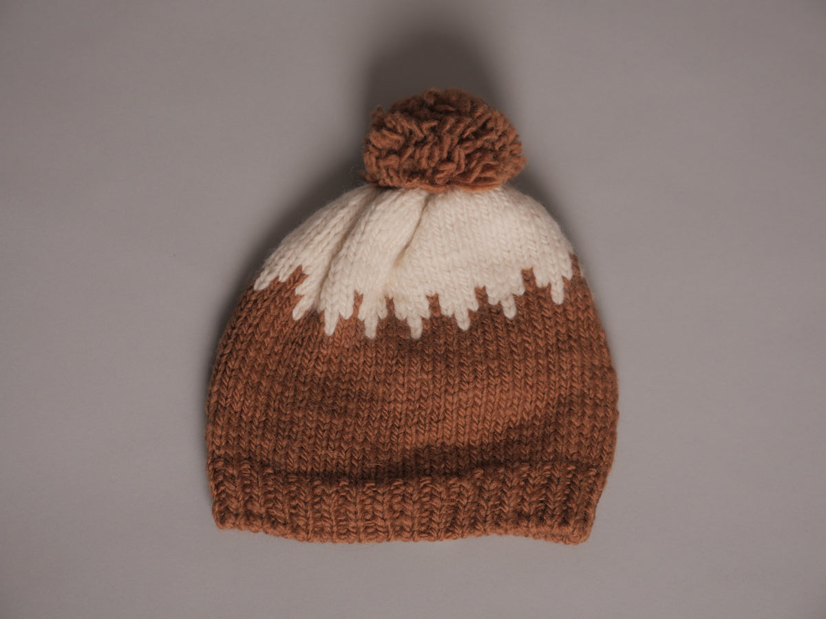 Bonnet Bébé Storie Châtaigne et Blanc Cassé. Tricoté à la main. Image principale du produit