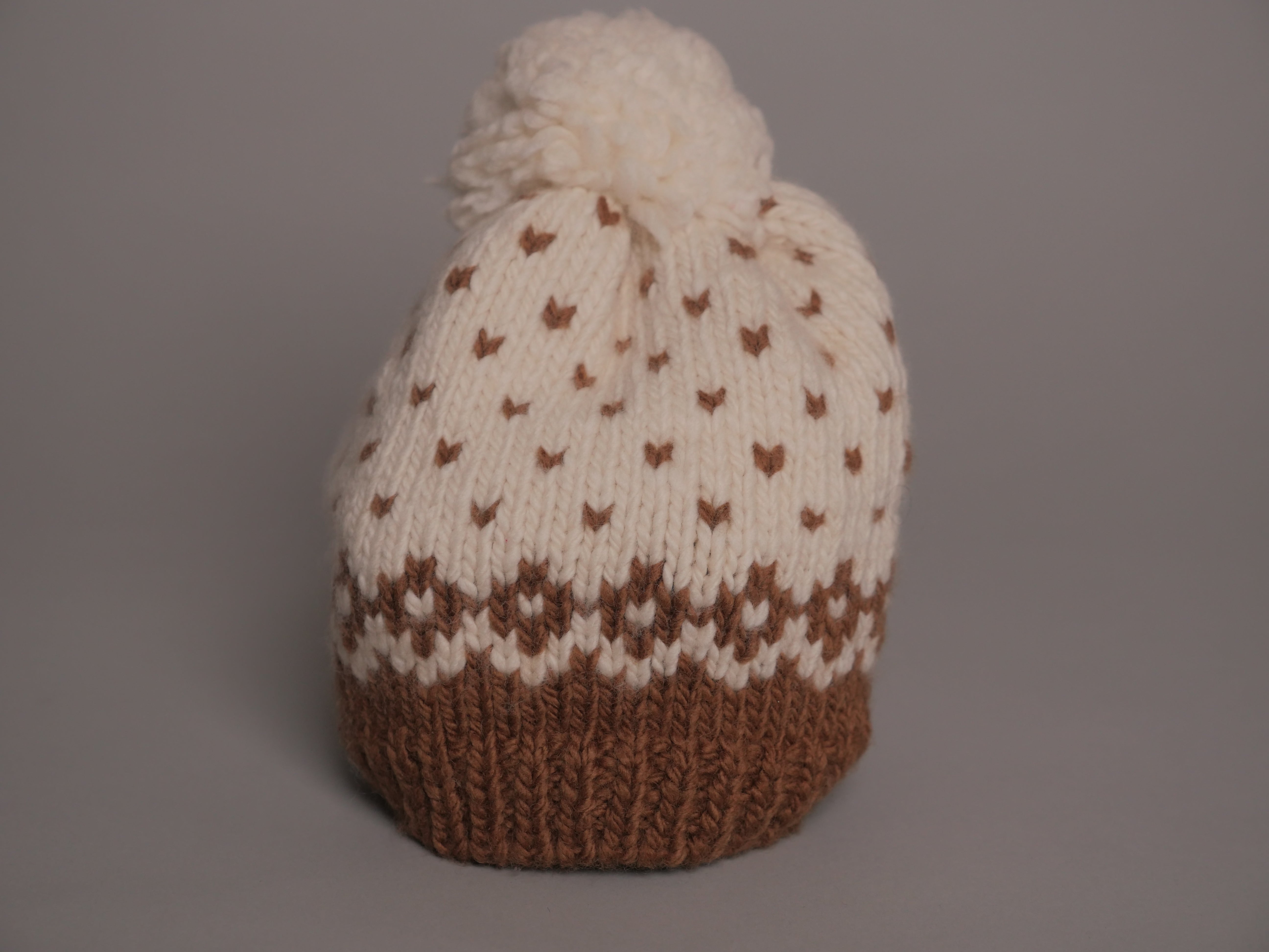 Bonnet Bébé Storie Châtaigne et Blanc Cassé. Tricoté à la main.