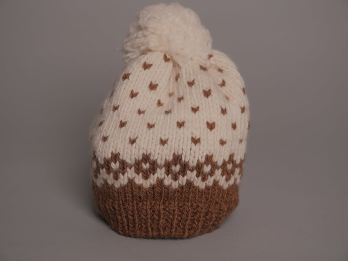 Bonnet Bébé Storie Châtaigne et Blanc Cassé. Tricoté à la main.