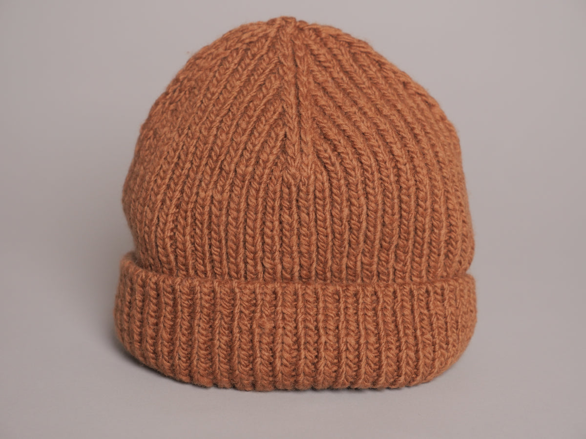 Bonnet en laine himalayenne fait main, couleur châtaigne, teinte artisanale.