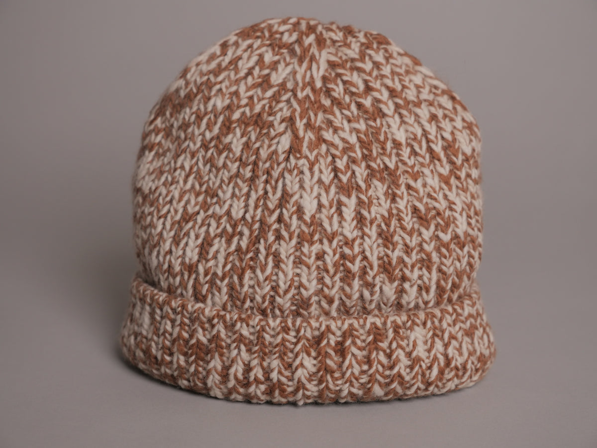 Bonnet en laine himalayenne fait main, teinte artisanale, style retroussé. Image principale du produit