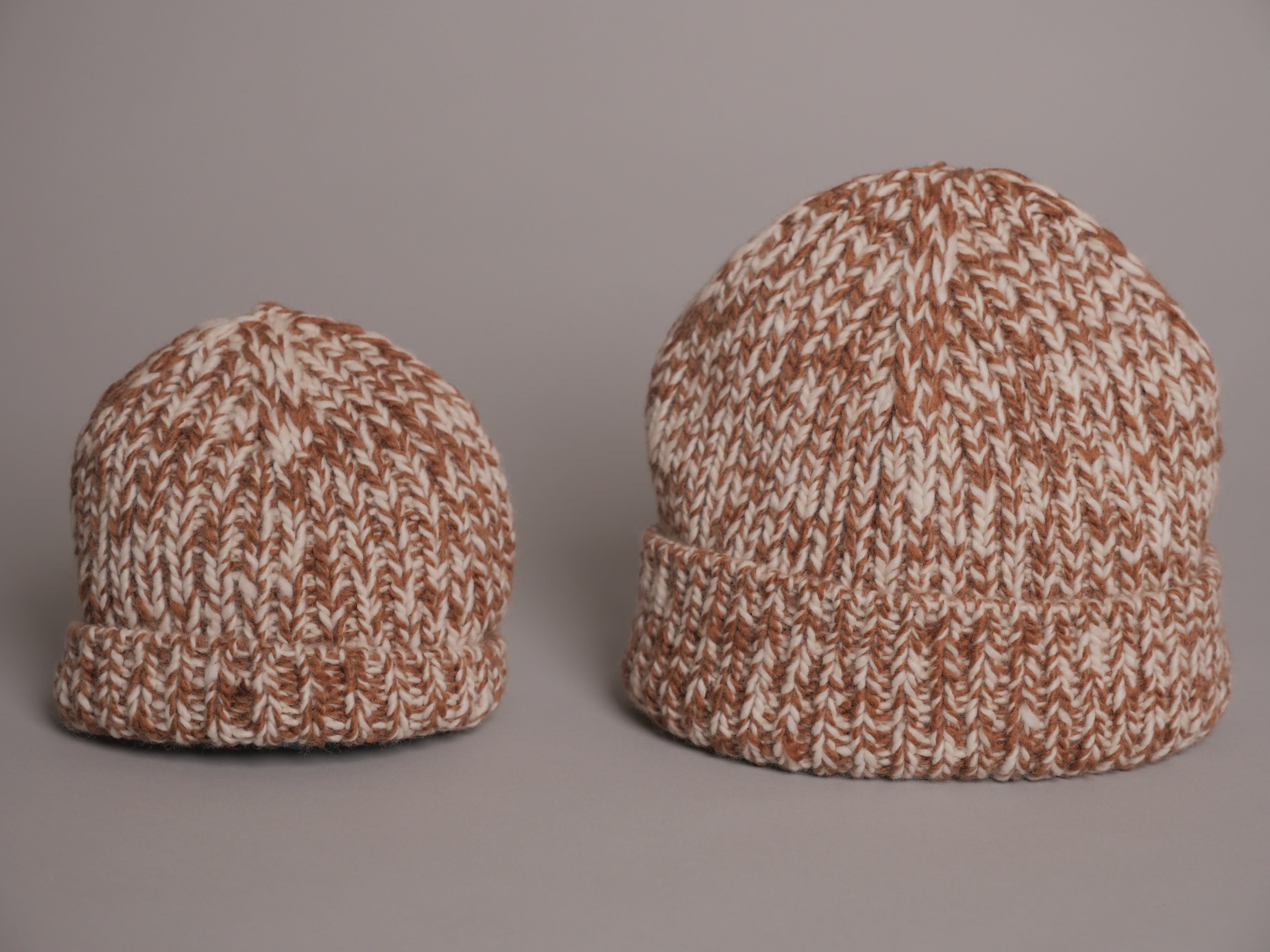 Bonnet en laine himalayenne fait main, teinte artisanale, style retroussé.