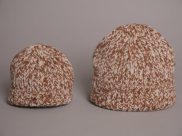 Bonnet en laine himalayenne fait main, teinte artisanale, style retroussé.