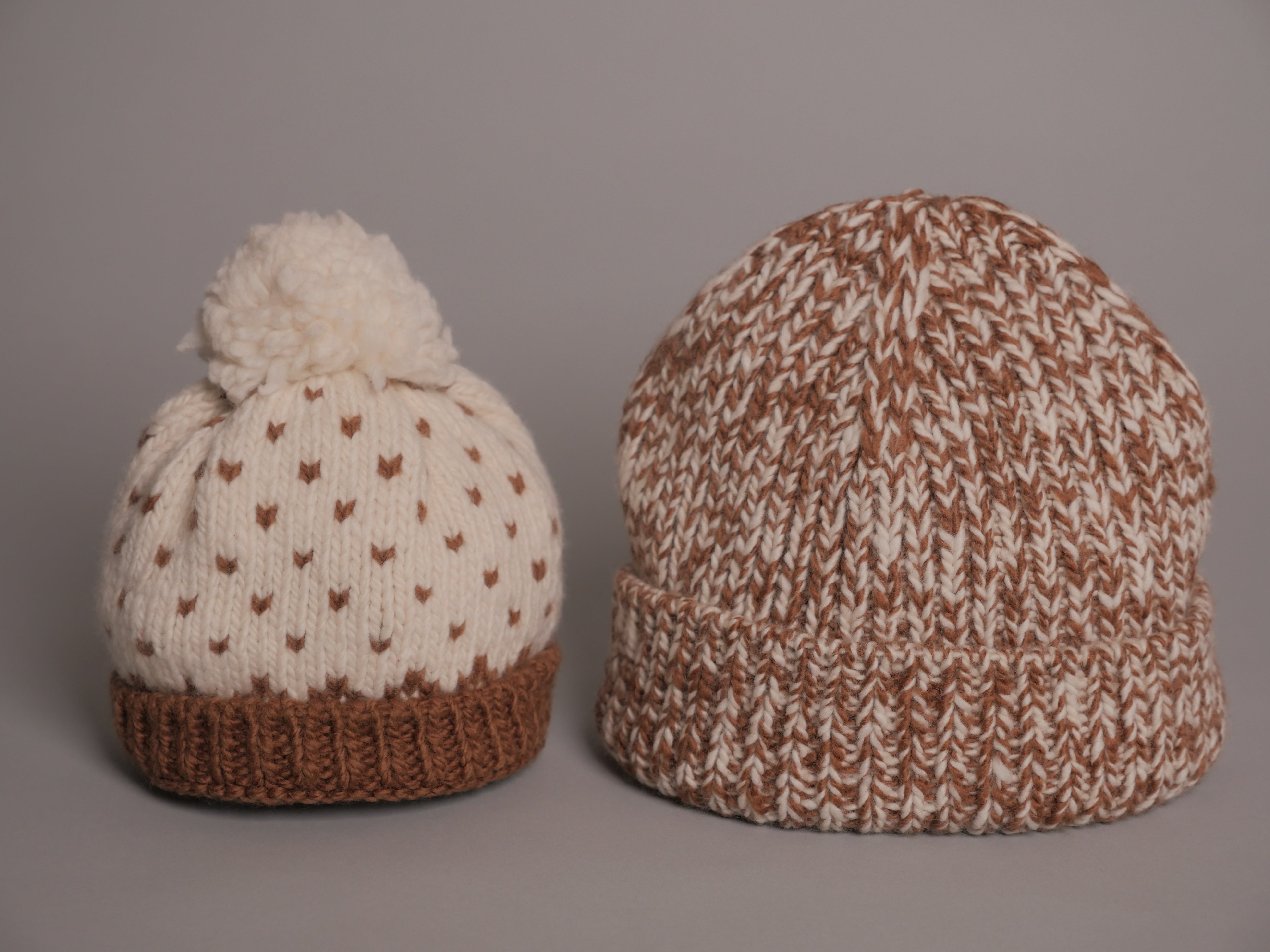 Bonnet Bébé Storie. Châtaigne et Blanc Cassé "bobble".  Tricoté à la main. Image secondaire du produit