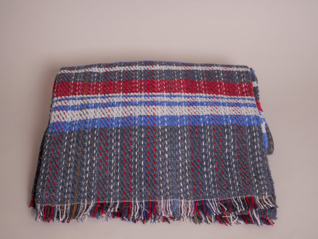 Couverture khadi, en PET recyclé tissé à la main. PRE ORDER
