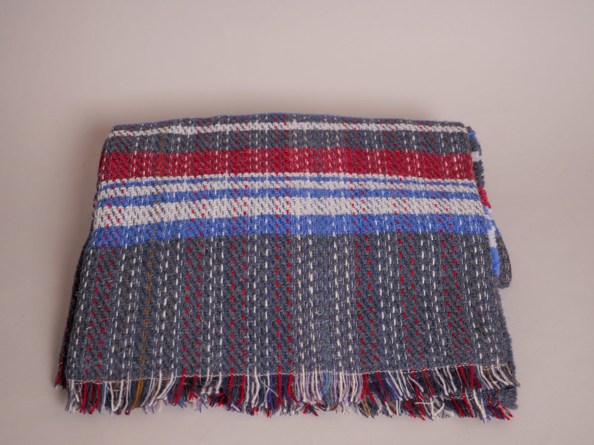 Couverture khadi, en PET recyclé tissé à la main. PRE ORDER