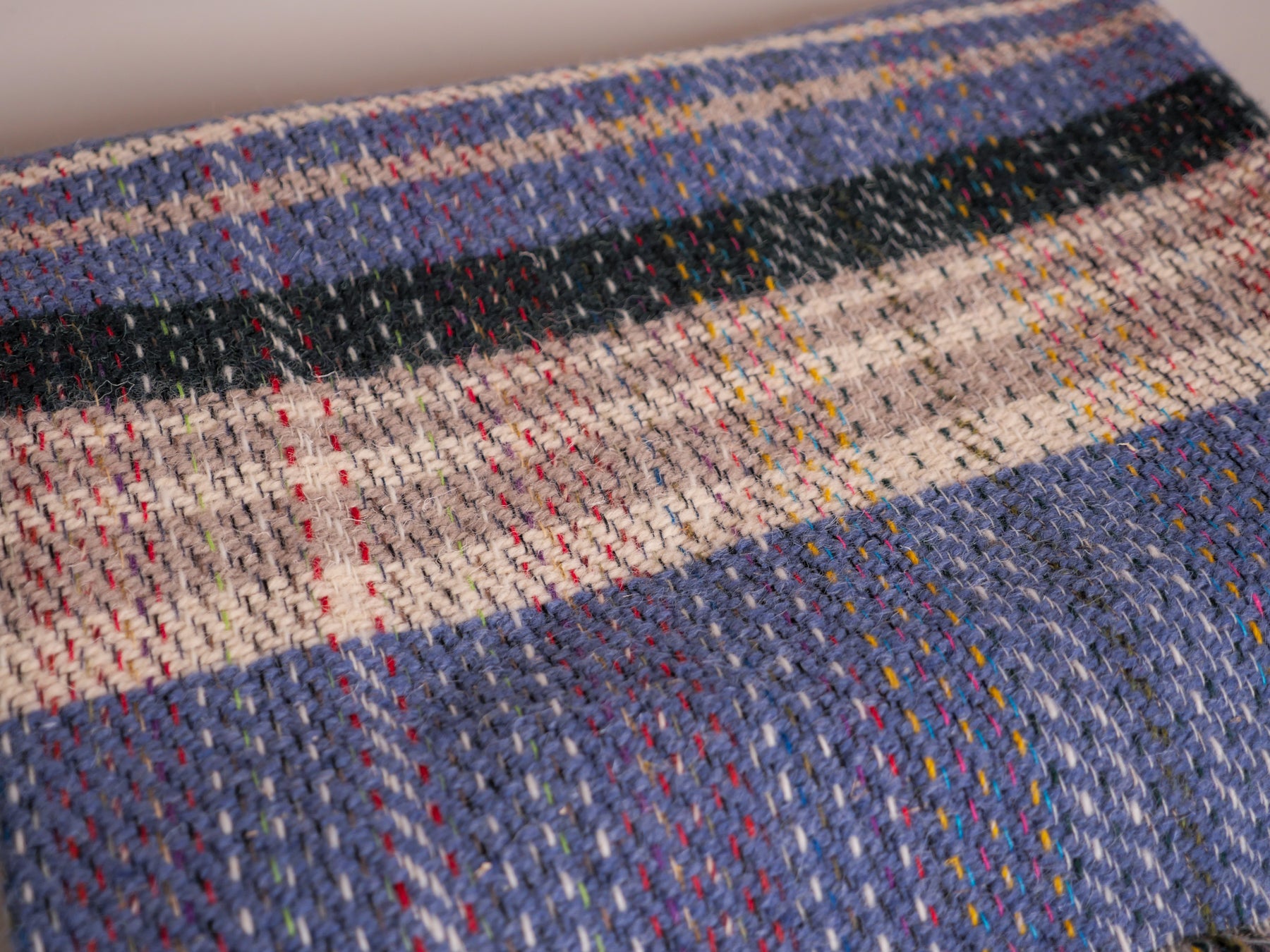 Plaid en laine recylée ; fabrique en Royaume Uni. British Made.