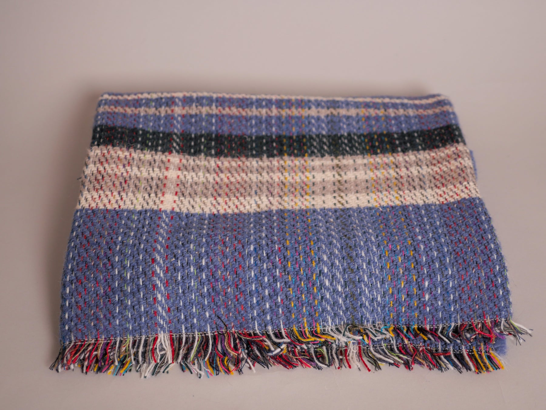 Plaid en laine recylée ; fabrique en Royaume Uni. British Made.