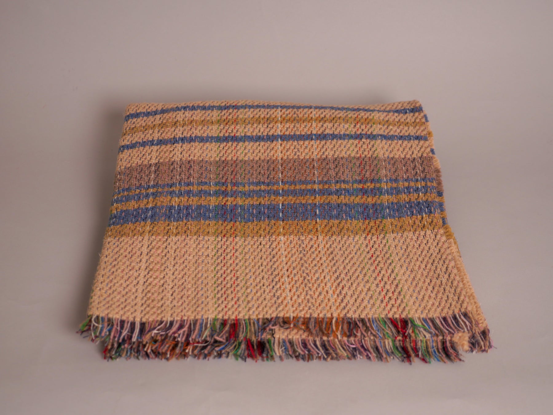 Plaid en laine recylée ; fabrique en Royaume Uni. British Made.