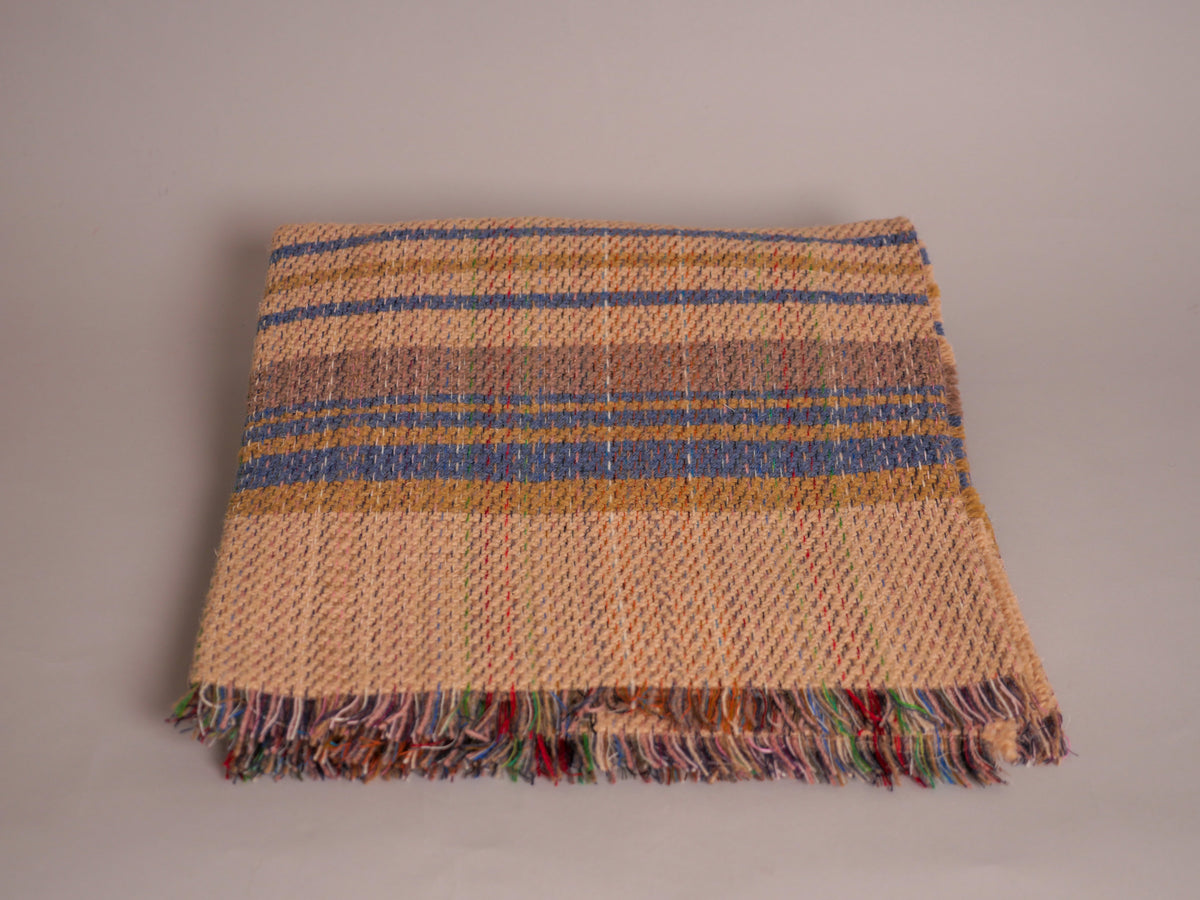 Plaid en laine recylée ; fabrique en Royaume Uni. British Made.