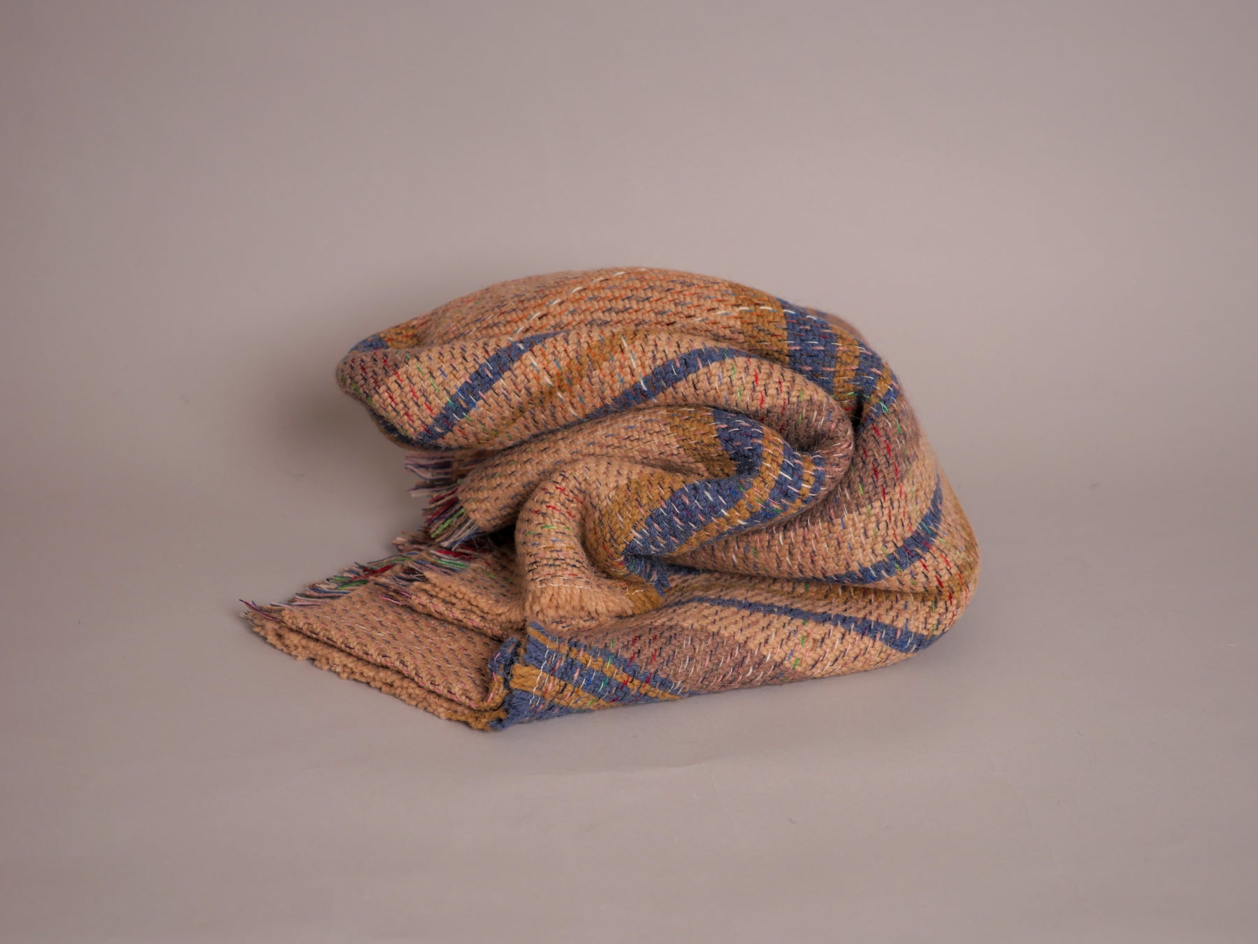 Plaid en laine recylée ; fabrique en Royaume Uni. British Made.