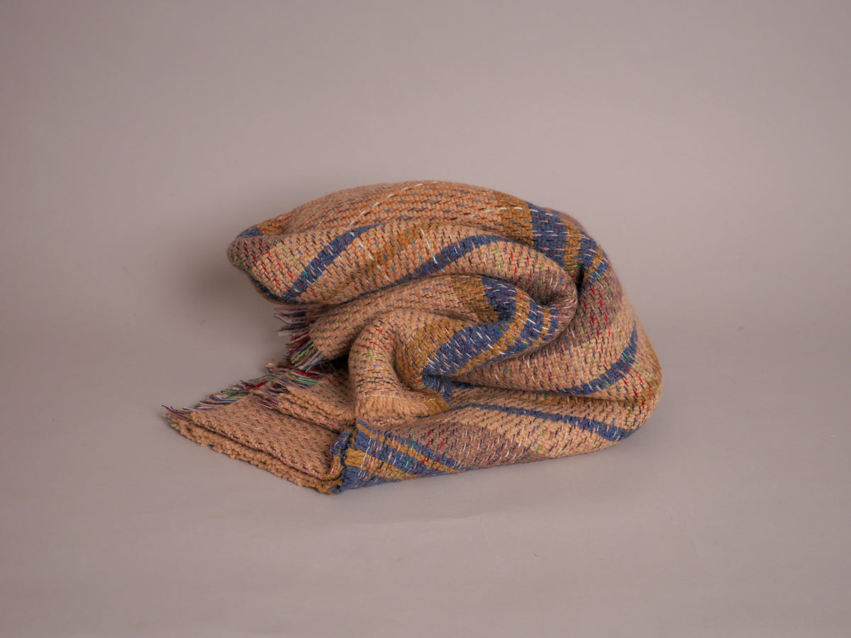 Plaid en laine recylée ; fabrique en Royaume Uni. British Made. Image principale du produit