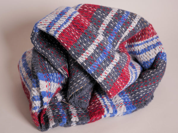 Couverture khadi, en PET recyclé tissé à la main. PRE ORDER