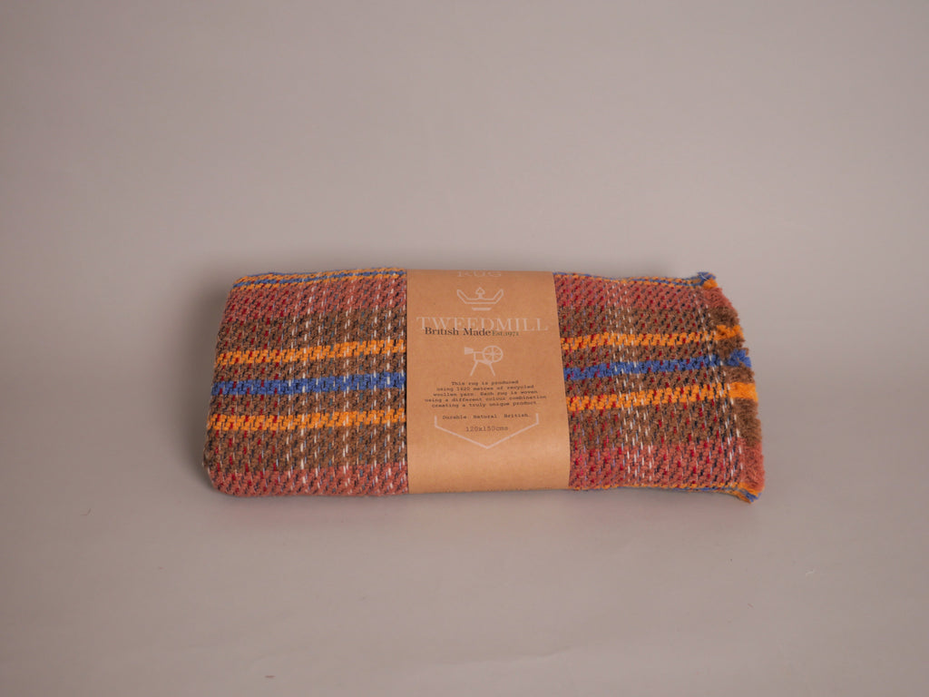 Plaid en laine recylée ; fabrique en Royaume Uni. British Made.
