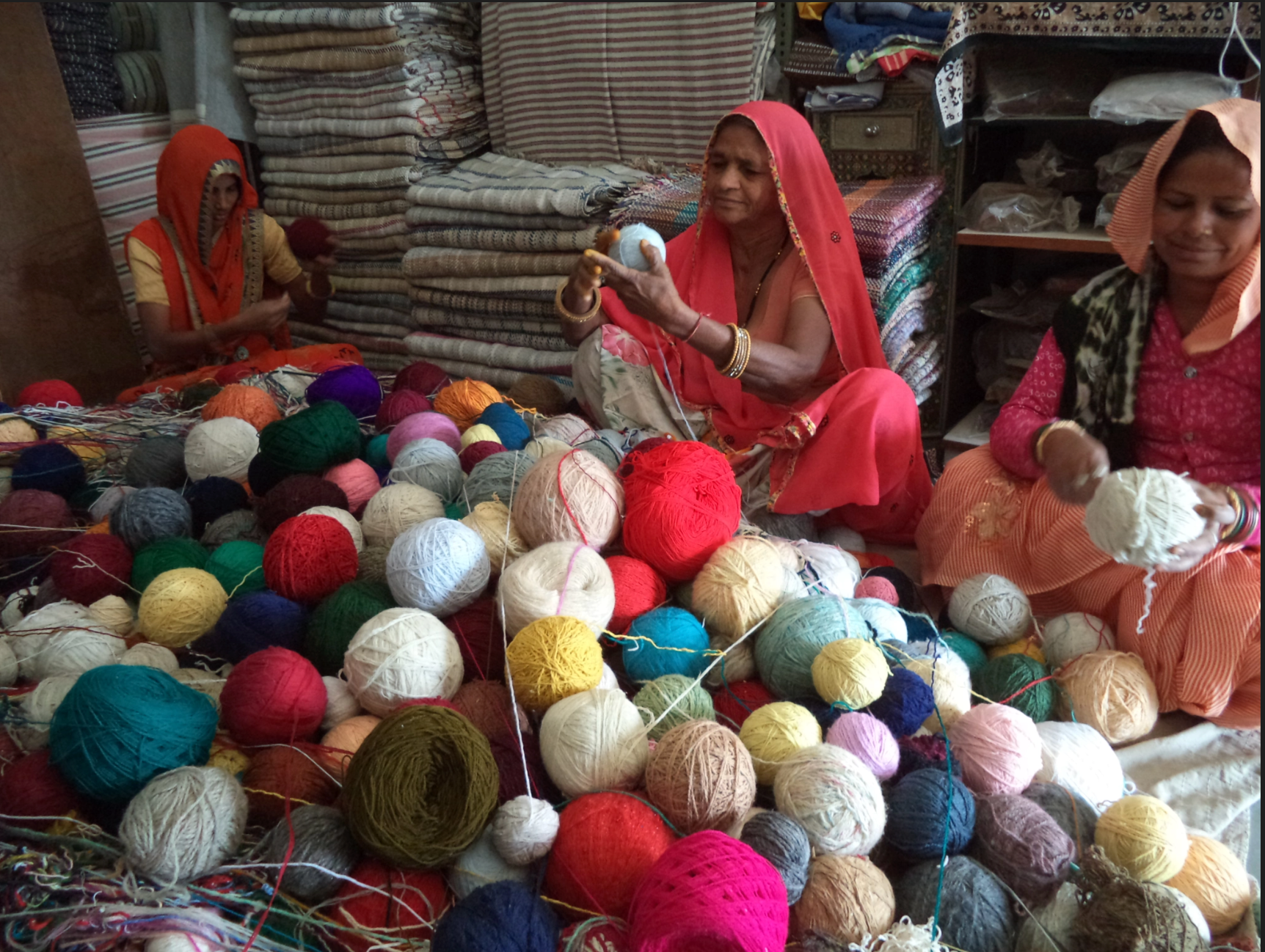 Les femmes collectent et trient les déchets de laine pour les recycler