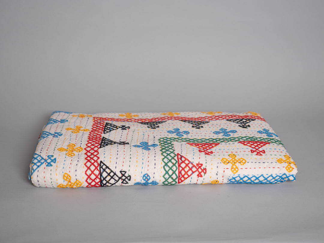 Couverture en coton brodé main, fait main en Inde. Image principale du produit