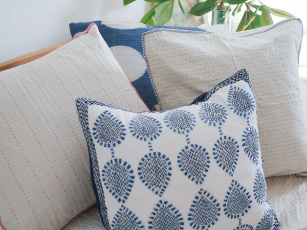 Coussin kantha brodé main en coton