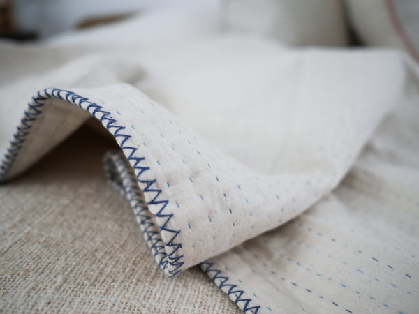 Plaid en coton brodé main.