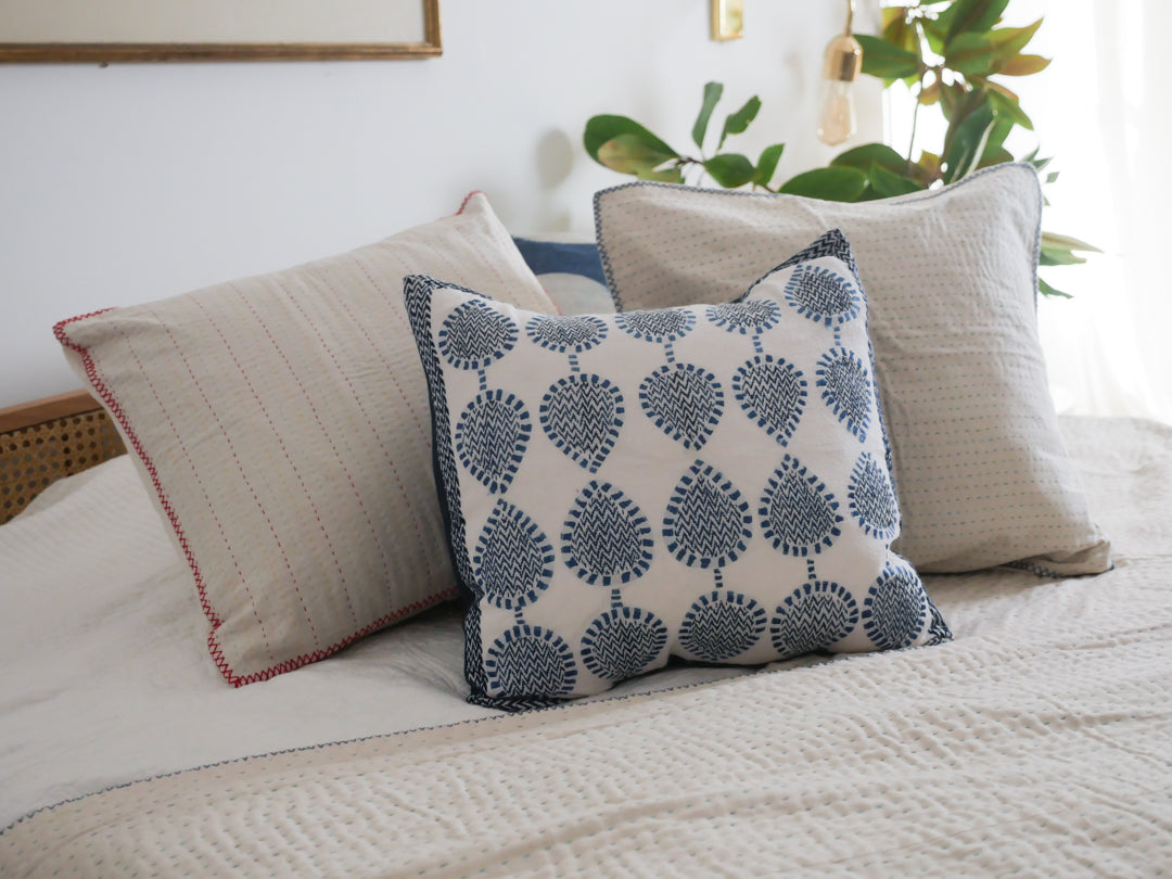 Courtepointe Kantha contemporain grande, bleu Image principale du produit