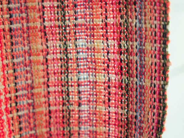 Serviette ou plaid en coton tissée à la main, rose. Tissage en fils mélangés.