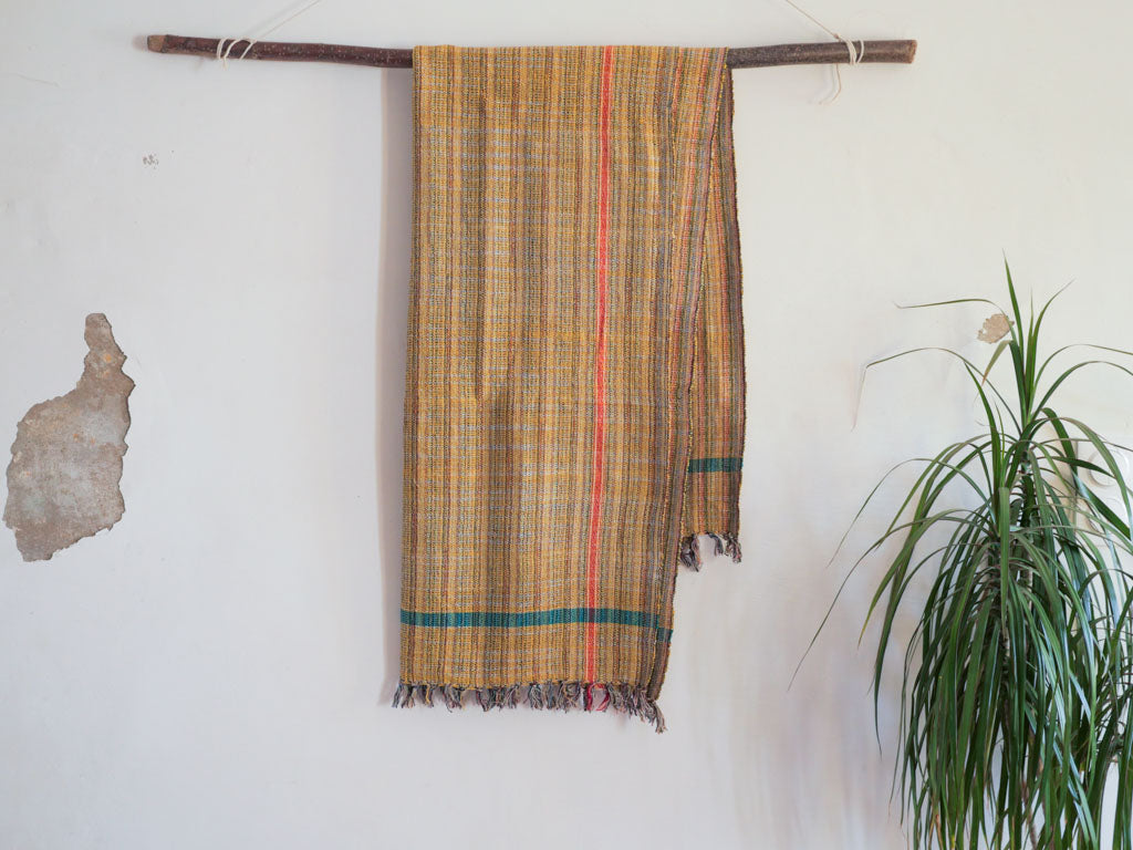 Serviette ou plaid en coton tissée à la main, jaune. Tissage en fils mélangés.