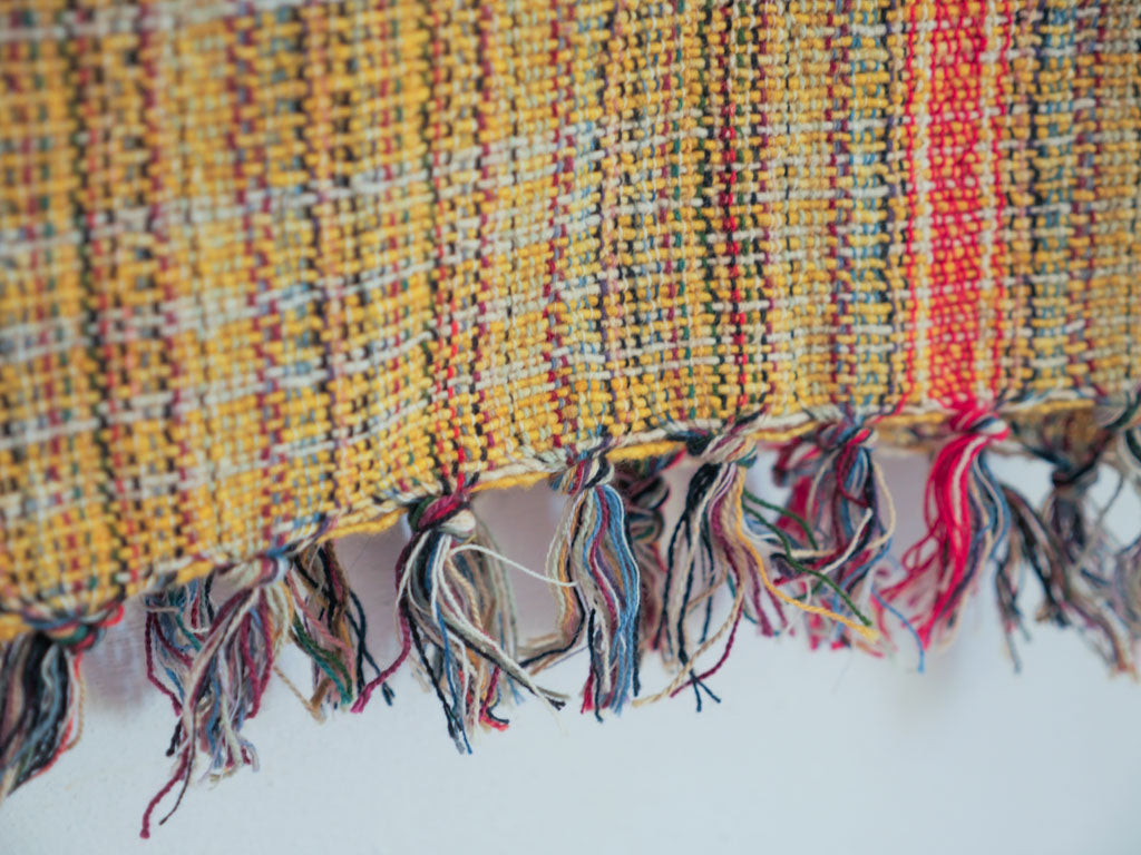 Serviette ou plaid en coton tissée à la main, jaune. Tissage en fils mélangés.