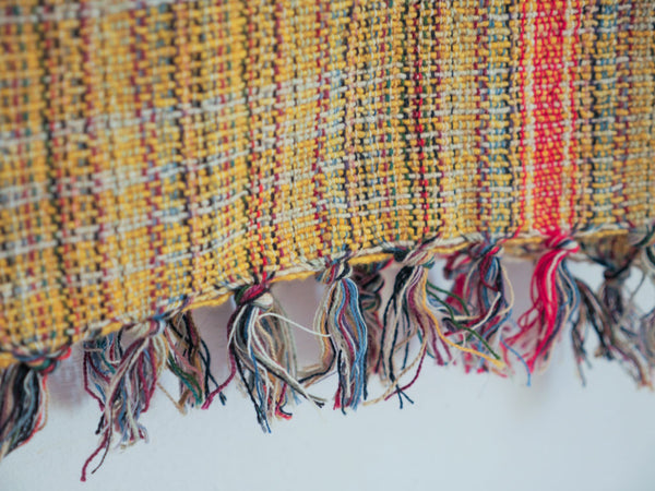 Serviette ou plaid en coton tissée à la main, jaune. Tissage en fils mélangés.