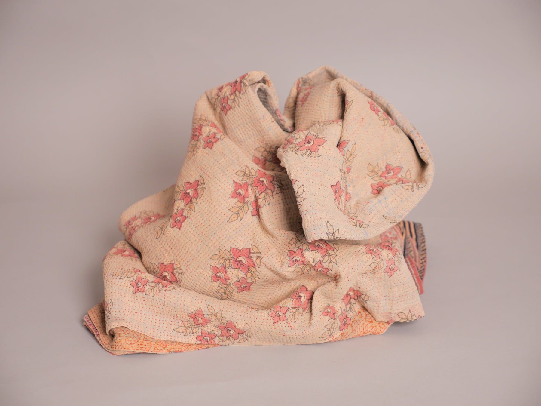 Kantha sari couvre-lit  No.107 "Earth",  coton recyclé brodé à la main. Image secondaire du produit