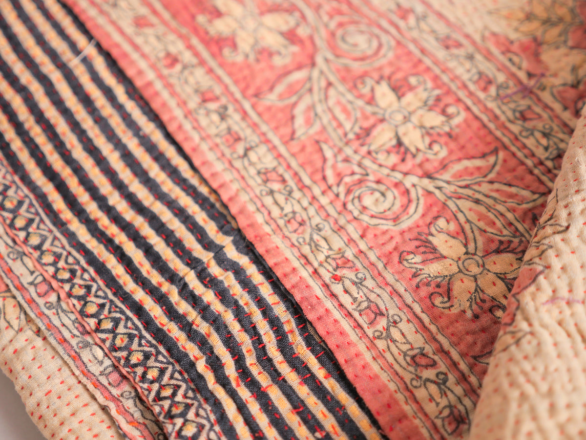 Kantha sari couvre-lit  No.107 "Earth",  coton recyclé brodé à la main.