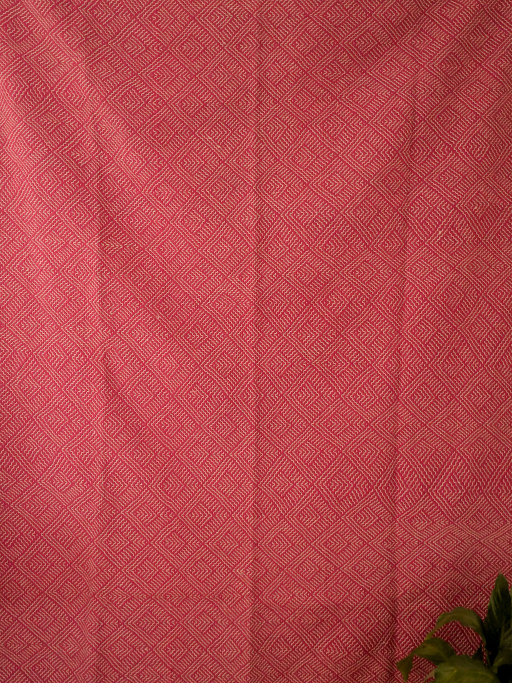 Kantha sari couvre-lit  No.115 "Raspberry",  coton recyclé brodé à la main