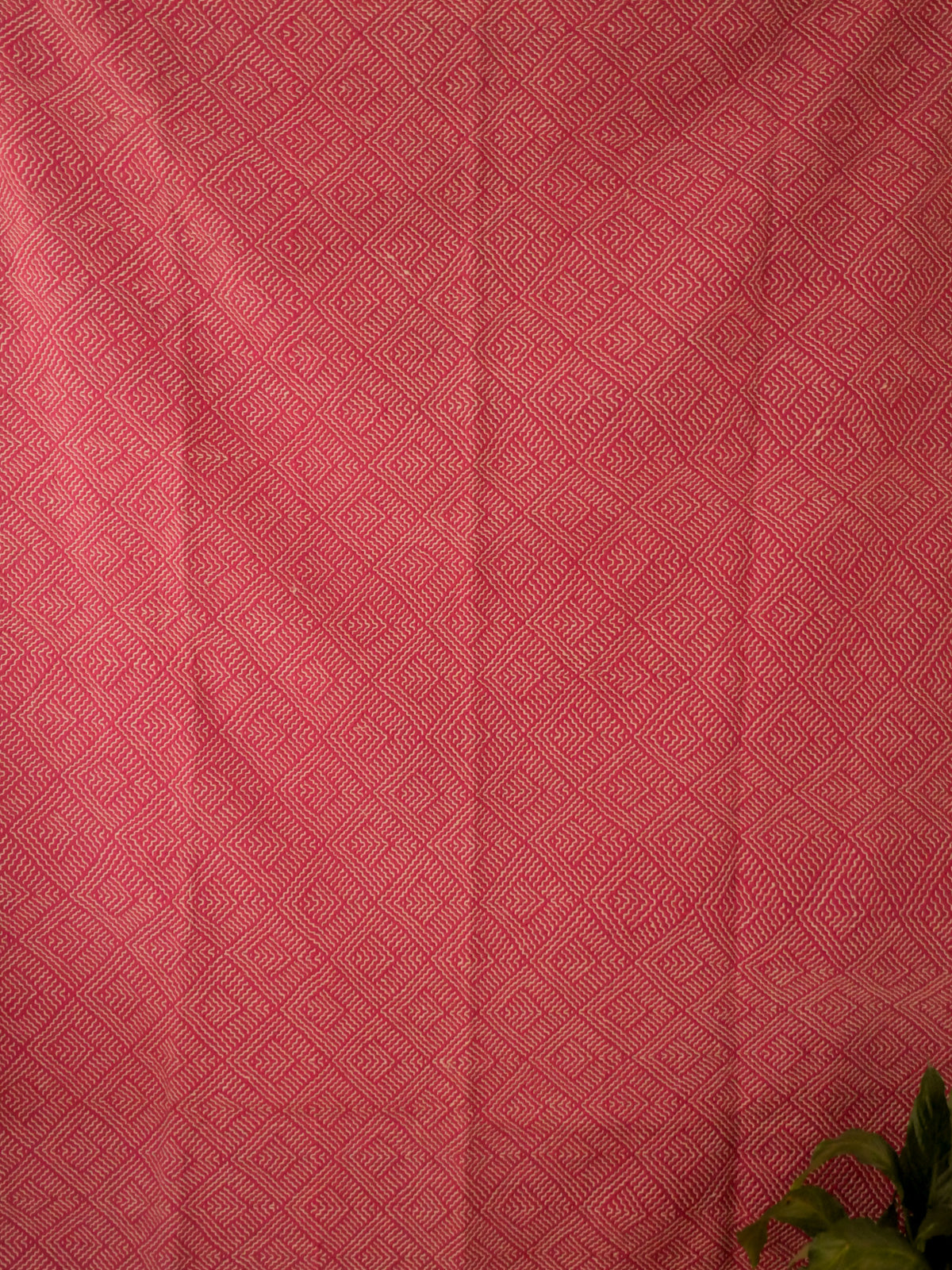 Kantha sari couvre-lit  No.115 "Raspberry",  coton recyclé brodé à la main