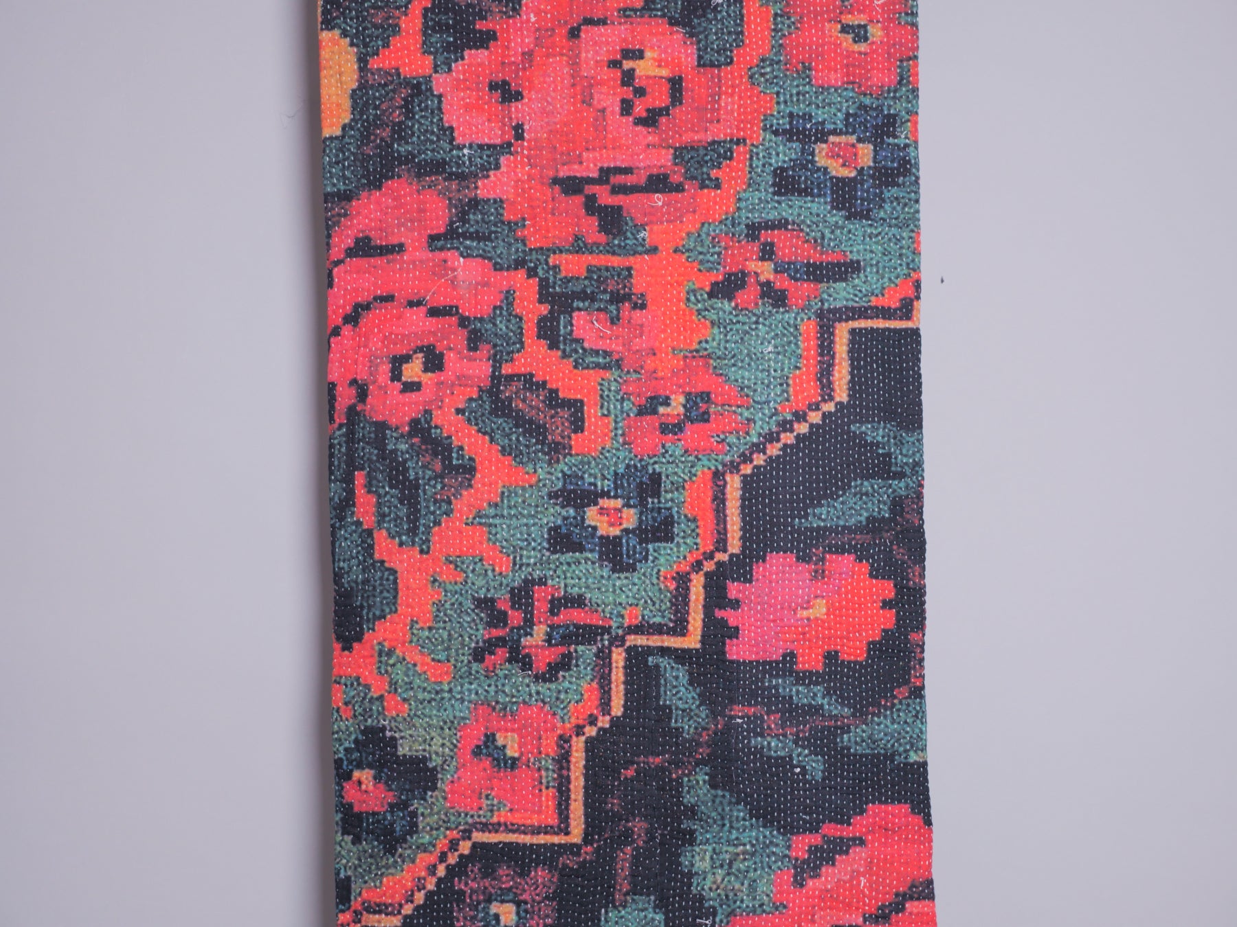 Couvre lit brodé main kantha avec motif imprimé.