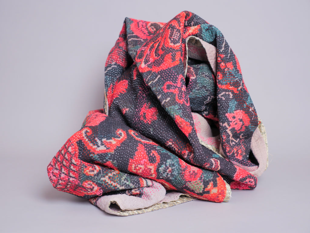 Couvre lit brodé main kantha avec motif imprimé.