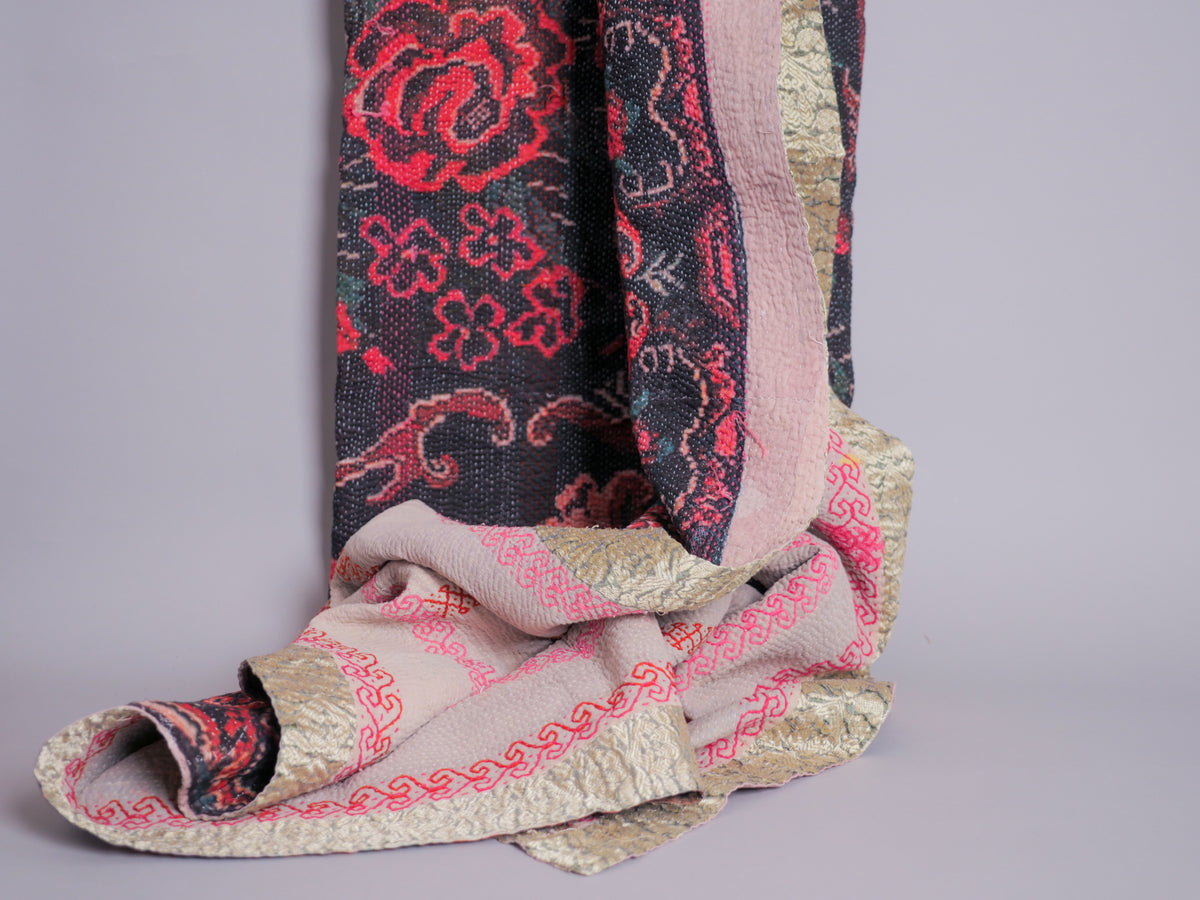Couvre lit brodé main kantha avec motif imprimé.