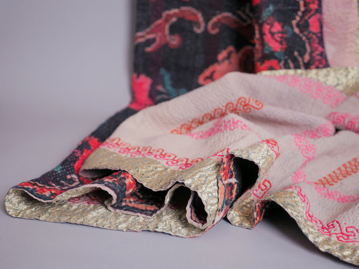Couvre lit brodé main kantha avec motif imprimé.