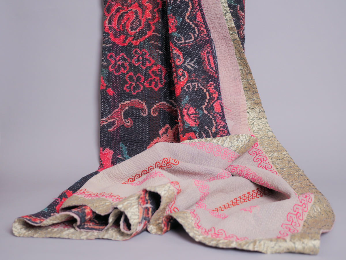 Couvre lit brodé main kantha avec motif imprimé.