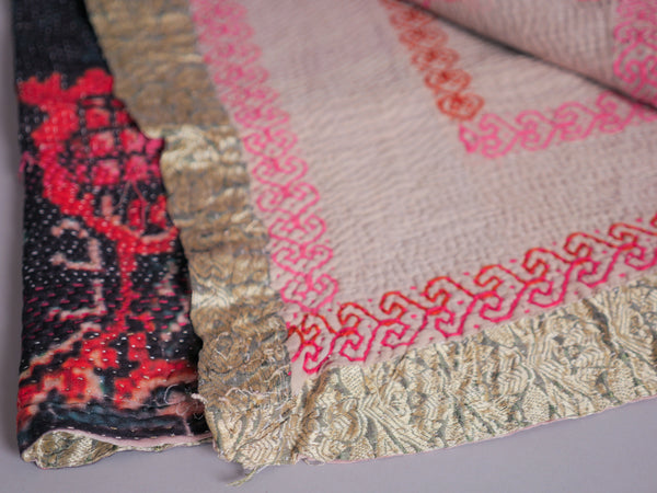 Couvre lit brodé main kantha avec motif imprimé.