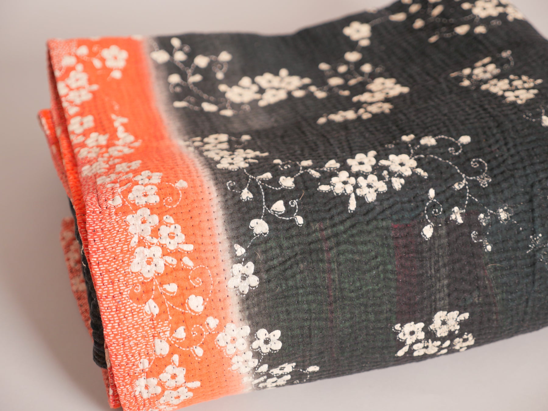 Grande couverture, kantha noir brodé main