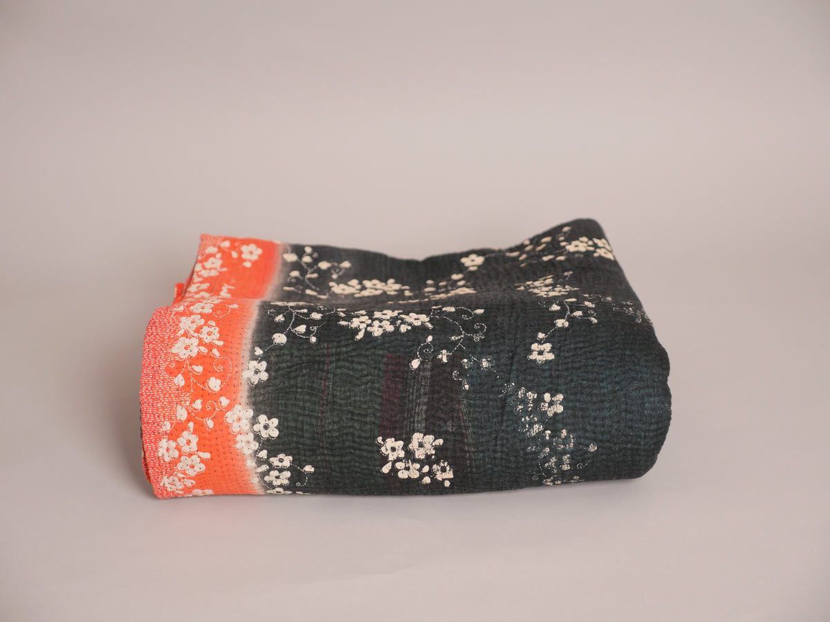Grande couverture, kantha noir brodé main Image principale du produit