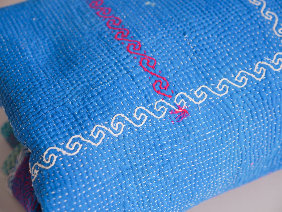 Kantha sari couvre-lit  No.106 "Seablue & Green",  coton recyclé brodé à la main.