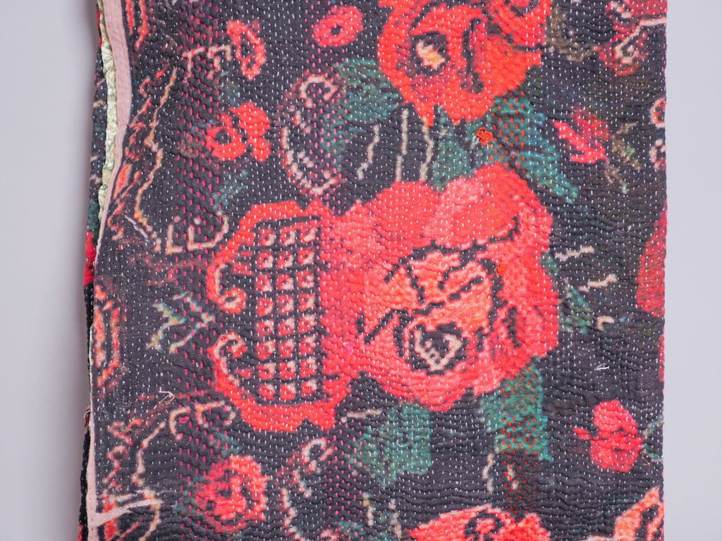 Couvre lit brodé main kantha avec motif imprimé.