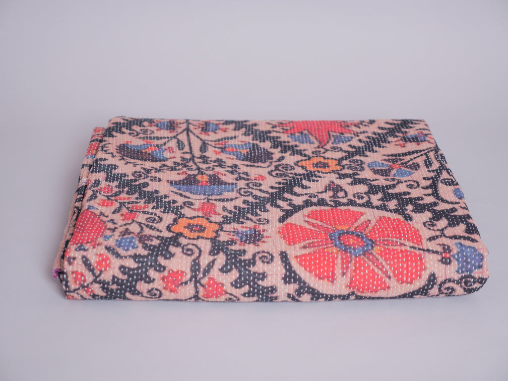 Couvre lit brodé main kantha avec motif imprimé.