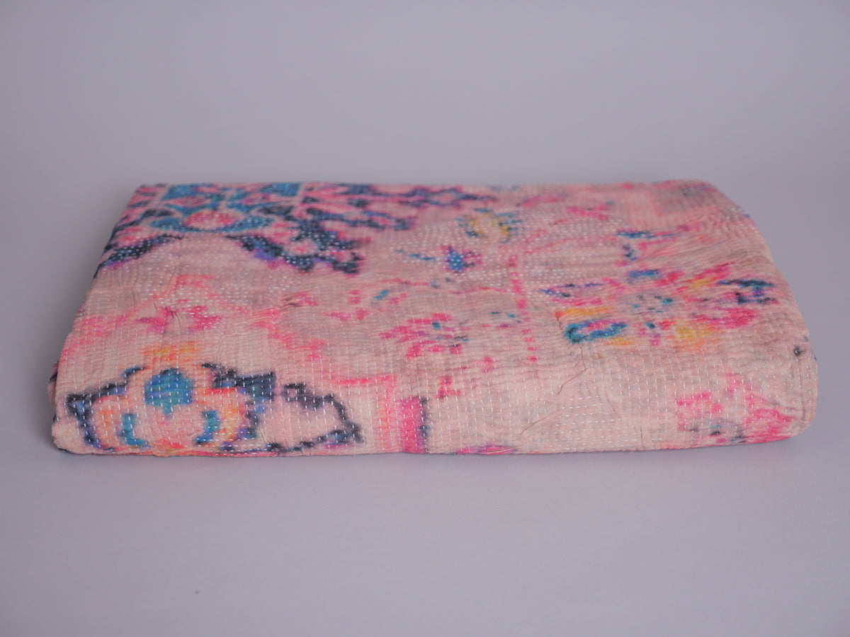 Couvre-lit kantha vintage imprimé. 