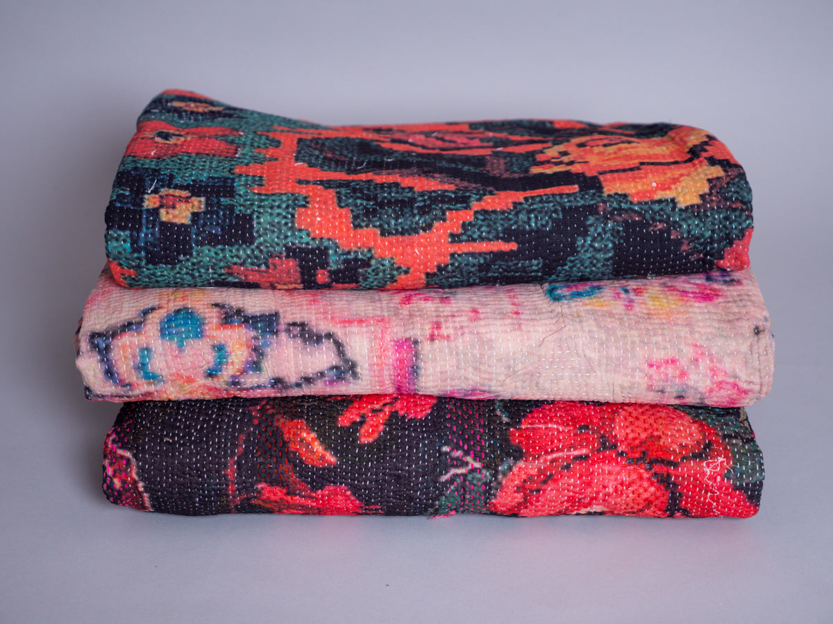 Couvre lit brodé main kantha avec motif imprimé.