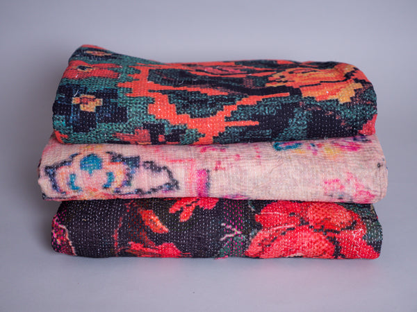 Couvre lit brodé main kantha avec motif imprimé.